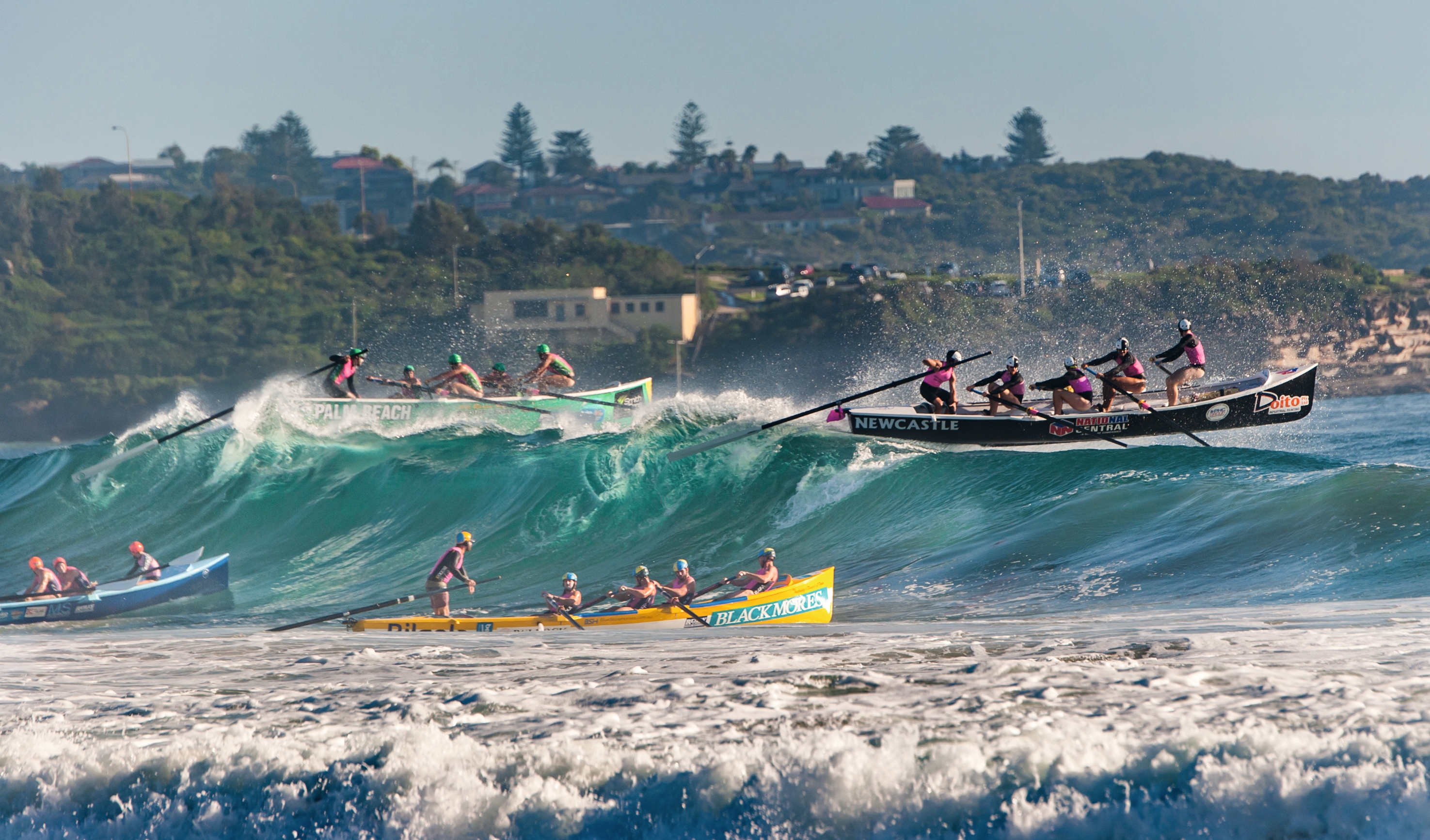 Surfboat Rowing ist nur eine von vielen Geschichten im rudersport-Sonderheft "Faszination Rudern". Foto: Paul Lemlin Photography